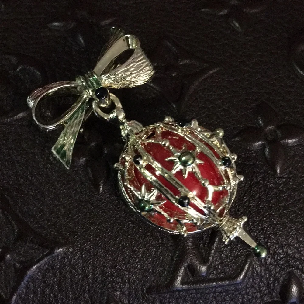 Vingage Corel Bell Bow   brooch